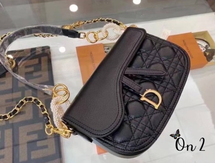 Dior bag กระเป๋าสะพาย Dior หนังนิ่มสวย แต่งอะไหล่สีทองสวยมากค่ะ ปั๊มทุกจุด มาพร้อมสายสะพาย2 สาย สะพายแบบ cross body หรือสะพายข้างได้ค่ะ