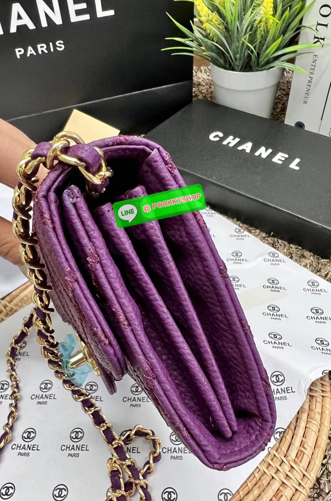 New in! สวยกริปมากๆค่ะ สาวๆที่มีบัตรเยอะๆหรือชอบพกเงินสดเยอะๆ แนะนำรุ่นนี้เลยค่ะ ไม่ผิดหวังแน่นอน CHANEL CHAIN WALLET//CLUTCH BAG ((vip gift ตปท)) พร้อมส่ง บอกเลยน้องสวย ไร้ที่ติเลยค่า! กับกระเป๋าสะพายแบบครอสบอดี้ร์หรือถือแบบคลัทเป็นกระเป๋าเงินเก๋ๆได้เลยค