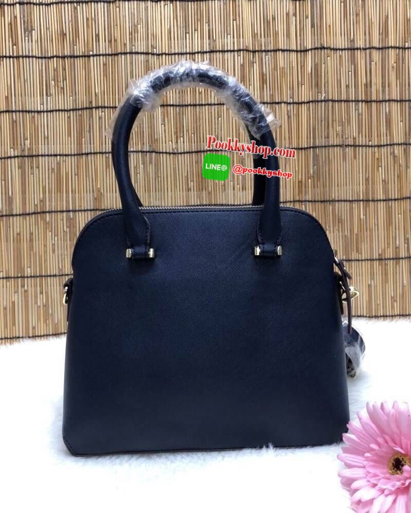 Kate Spade New York Saffiano Bag กระเป๋าถือหรือสะพายข้าง ลายหนังซาฟเฟียโน่ ทรงโดมสวย ด้านหน้ามีอะไหล่แบรนด์ เปิดปิดกระเป๋าด้วยซิป ภายในโล่งกว้าง ใส่ของจุทีเดียวค่ะ มีช่องซิปและช่องเล้กให้ใส่ของจุกจิกค่ะ มาพร้อมสายยาวถอดออกได้ปรับระดับได้มาด้วยนะค่ะ....รุ่