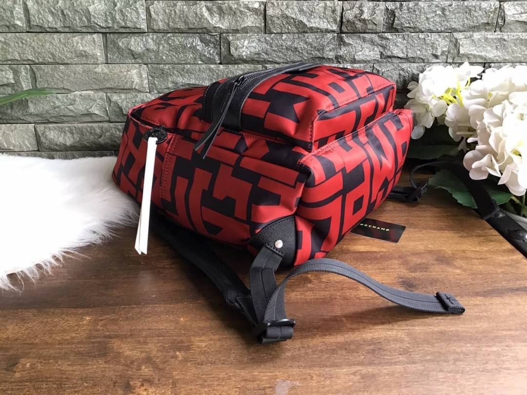 LONGCHAMP LE PLIAGE LGP BACKPACK รายละเอียด • วัสดุ: ผ้าใบ • อะไหล่: นิกเกิล • ตัวกระเป๋า: ผ้าใบโพลีอะไมด์เคลือบด้านใน • ตกแต่ง: หนังวัว รายละเอียดภายนอก • การปิด: ด้วยซิป • สายสะพาย: เลื่อนปรับระดับได้ • ช่อง: 1 ช่องซิป ภายใน • ช่องใส่ของ: 1 ช่อง ช่องด้า