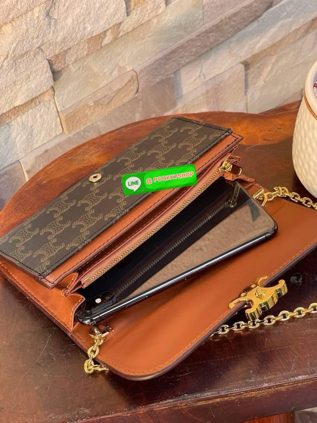 CELINE INSPIRED 2IN1 LONG WALLET ใครมีของที่ต้องจัดเก็บในปริมาณมาก จะต้องถูกใจกระเป๋าสตางค์ผู้หญิงใบนี้แน่นอน เนื่องจากมีช่องแยกย่อยสำหรับใส่ธนบัตร เหรียญ และบัตร รวมแล้วกว่า 10 ช่อง ให้คุณจัดเก็บของต่าง ๆ ได้เป็นสัดส่วน นอกจากนี้ ยังมีช่องใส่ของเบ็ดเตล็ด