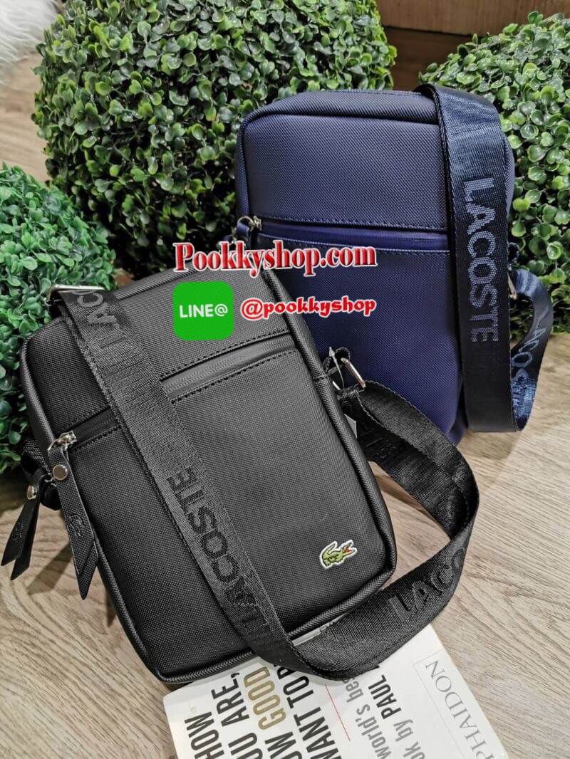 ห้ามพลาด‼️ NEW ARRIVAL! SAFFIANO SHOULDER BAG รุ่นใหม่ล่าสุดจาก Factory ดีไซน์ Unisex ใช้ได้ทั้งชายและหญิง วัสดุหนัง Saffiano เนื้อหนาอยู่ทรงสวยดูดี ด้านหน้ามีโลโก้แบรนด์ มี1ช่องใส่ของช่องหลักเปิดปิดด้วยซิปสะดวกใช้ ภายในมีช่องใส่ของและช่อง