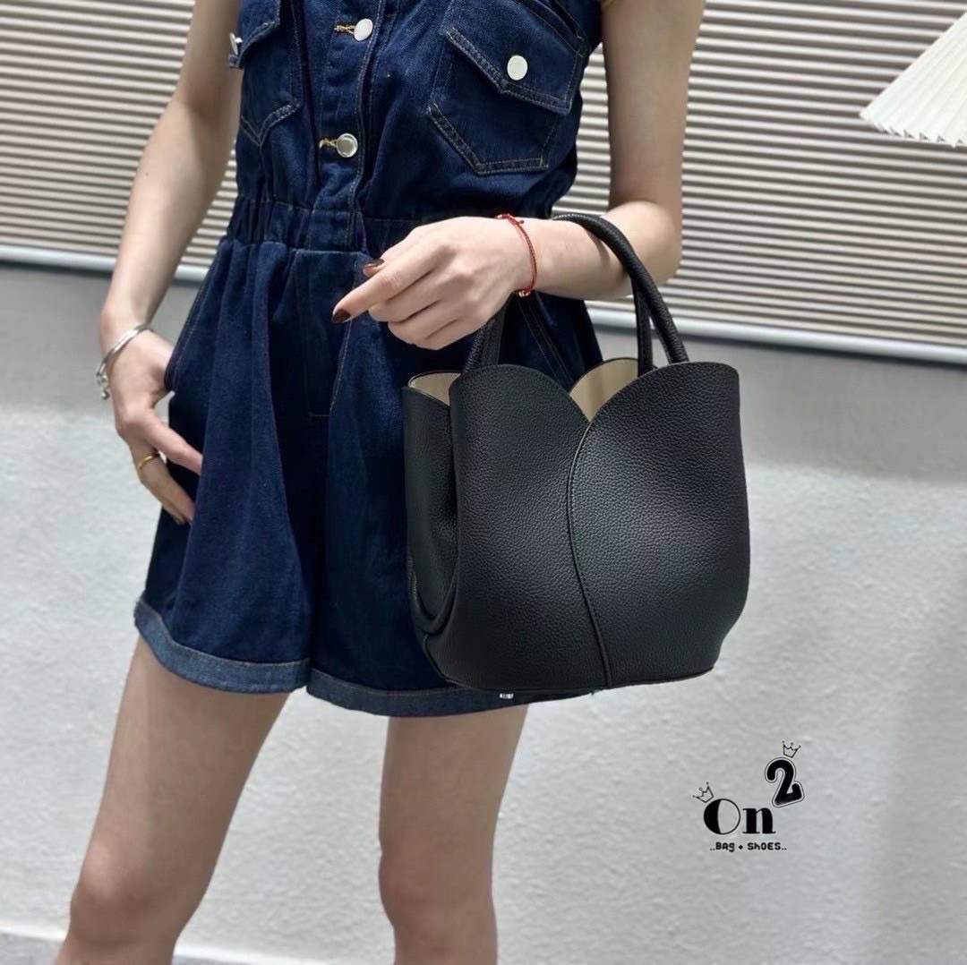 Classic Working PU Bag ▪️กระเป๋าถือ &สะพายข้าง ทรงดอกทิวลิป ทรงสวยมากวัสดุเป็นหนัง PU Premium มีกระเป๋าใบเล็กให้ 1ใบ และมีสายยาวให้ 2 เส้น