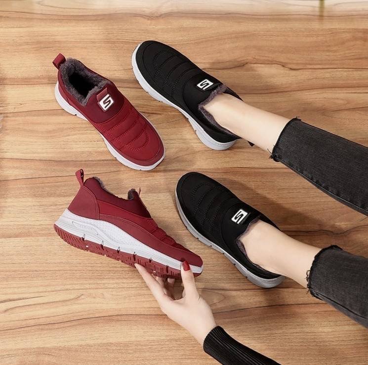 ลมหนาวมาแล้วว ของมันต้องมี!! Item อุ่นสบายถนอมเท้า รองเท้าสลิปออน วัสดุ pu ผสมเนื้อผ้าไมโครไฟเบอร์บุฟูกนุ่ม พื้น 1.5" แต่งโลโก้หน้าเพิ่มความโดดเด่น ภายในรองเท้าบุขนนุ่มมากก พื้นรองเท้าเป็นยางพารายึดเกาะดีเยี่ยมเดินไม่ลื่น ดีไซน์เรียบๆสบายตาทรง SPORT