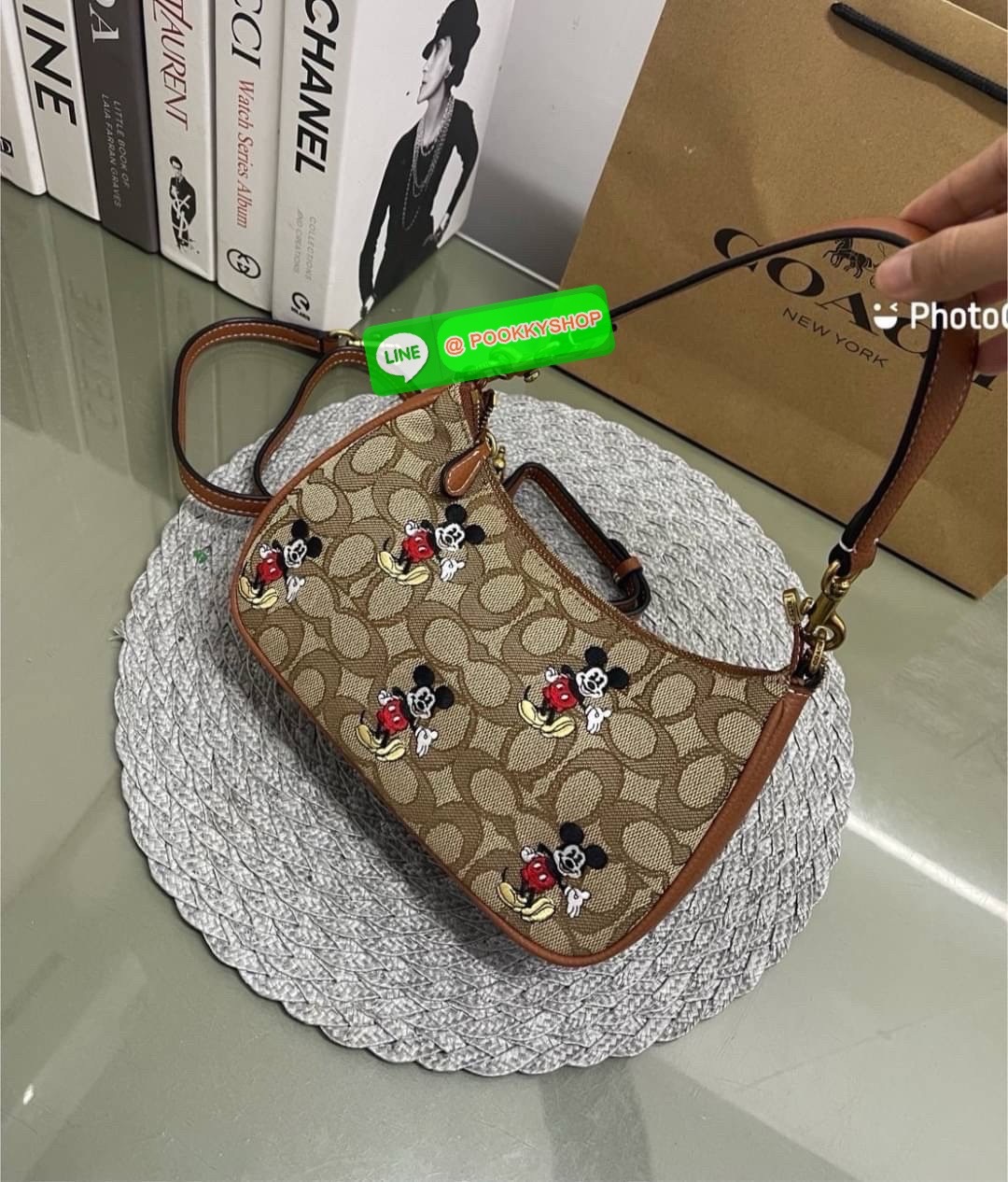 COACH CM859 Disney X Coach Teri Shoulder Bag With Mickey Mouse (mouse)✨ Coach CM859-กระเป๋าขนาดที่น่ารักจนใจบาง 🌸✨ หนังเรียบ ชัด เพิ่มความหวานแบบมีพลัง ใช้งานง่าย หิ้วก็ได้ สะพายก็สวย สลับสายได้ 2 แบบในใบเดียว น้ำหนักเบา ฟังก์ชันครบ