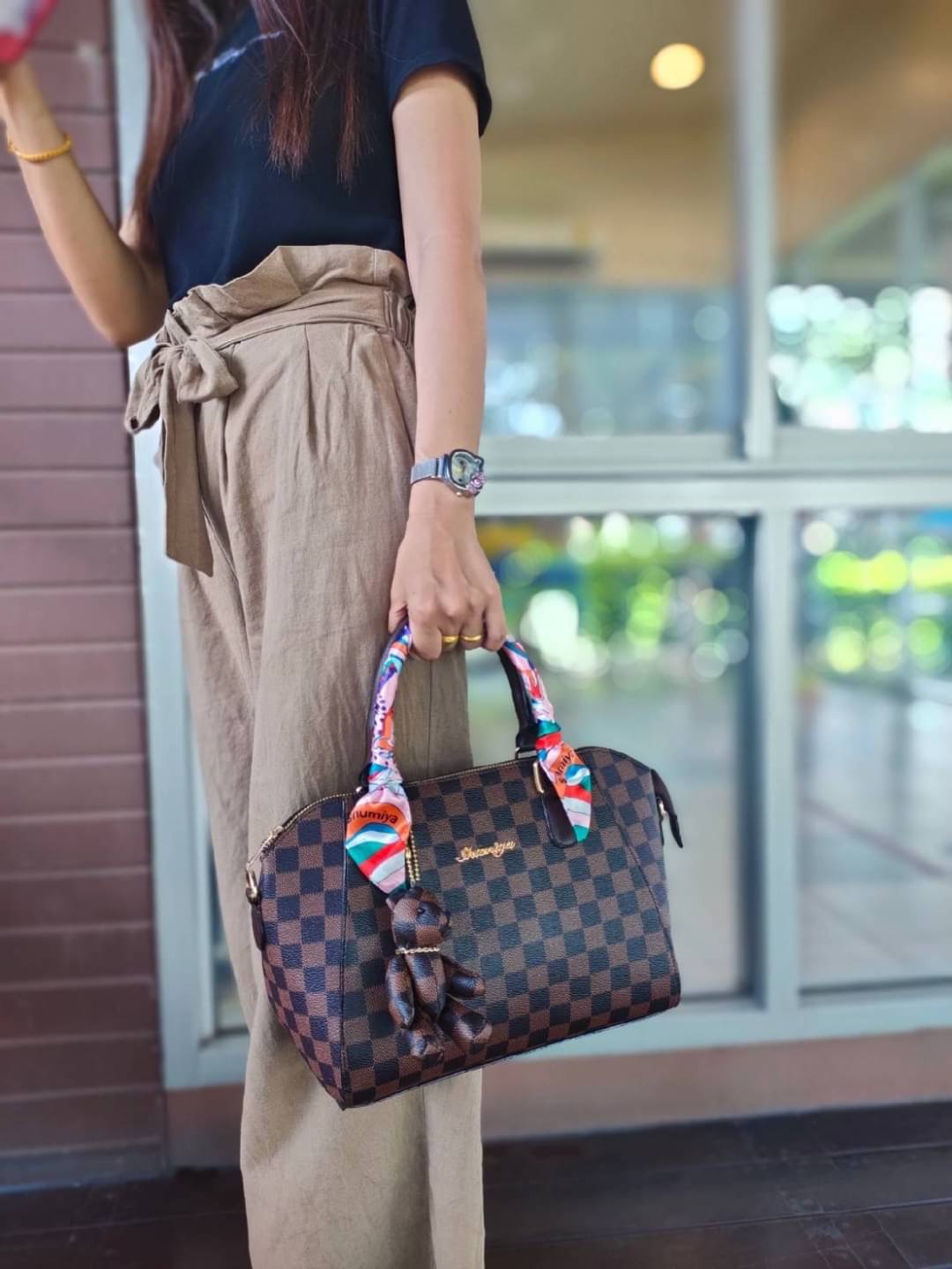 SHUMIYA BAGS พร้อมส่ง กระเป๋าหมีตาราง ทรงปีก งานเก๋มากค่ะ มาพร้อมโลโก้และผ้าผูกหูแบรนด์ shumiya !! WOW WOW ~ เอาใจแฟนคลับหมีตาราง งานมาใหม่ สวยปังทุกแบบ !!! แถมฟรีพวงกุญแจหมีน่าร๊ากก น้ำหนักเบา จุของได้เยอะ หลายช่องใช้งาน มีสายสะพายยาวให้ 1 เส้นค่ะ