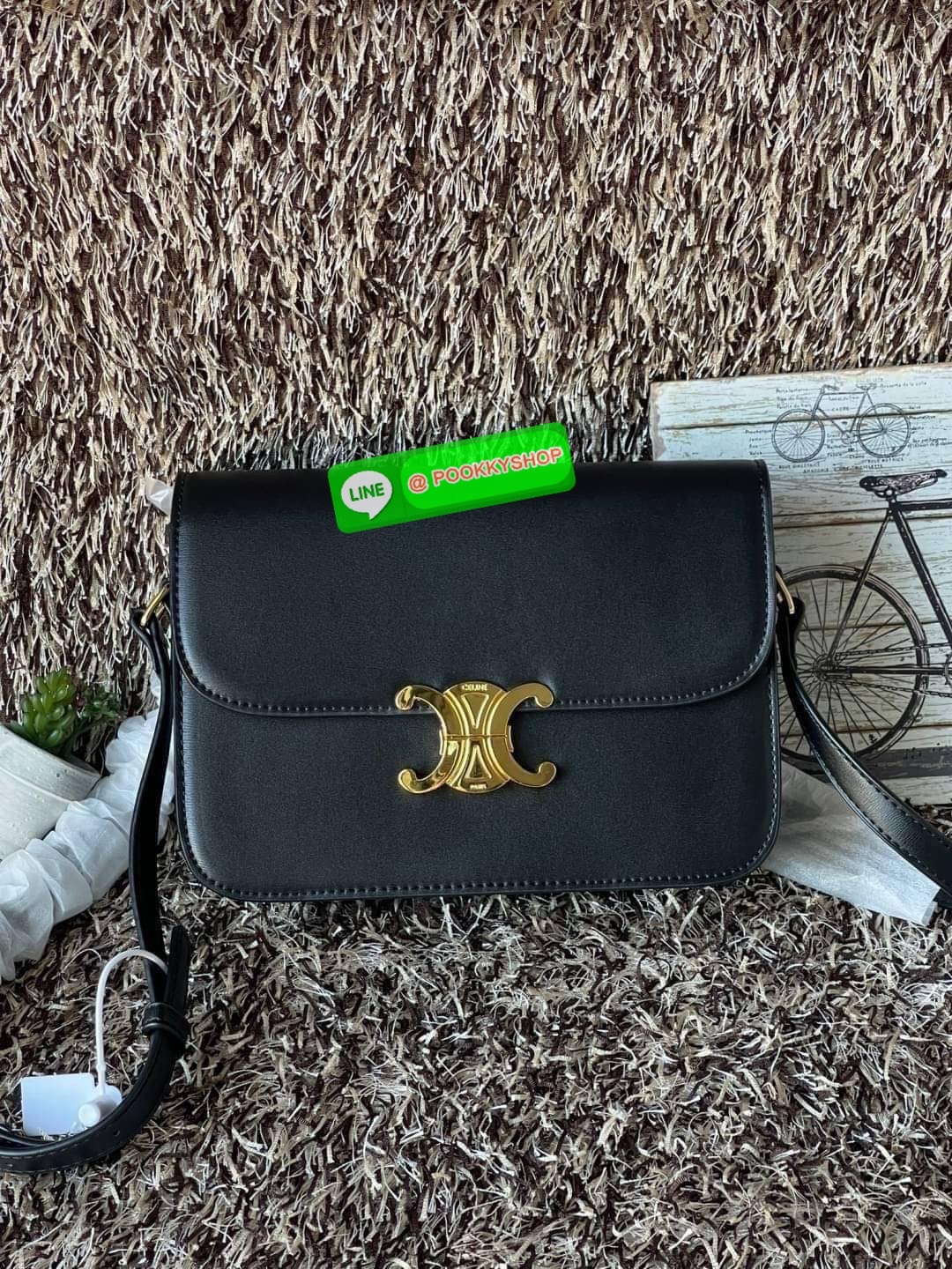 💕Celine MEDIUM TRIOMPHE BAG IN SHINY มีรูปทรงเป็นกล่องคล้ายกับกระเป๋า Classic Box แต่มีการออกแบบโลโก้ที่สะดุดตาแบบวินเทจ ด้วยดีไซน์ที่ดูโฉบเฉี่ยว แต่คงความคลาสสิคอย่างเต็มเปี่ยม ทำให้เป็นที่ดึงดูดความสนใจของสาวๆ สายสะพายสามารถปรับระดับได้ มีความคล