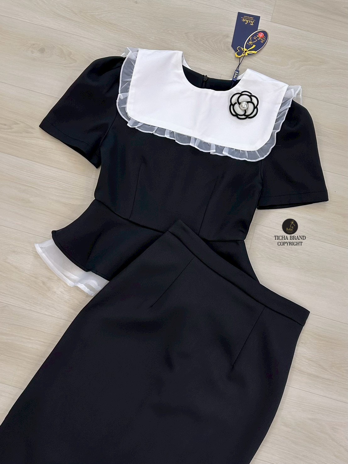 ชุดเซทแฟชั่น ชุด Set4ชิ้น เสื้อแขนสั้นสึดำ ดีเทลแต่งระบายผ้าแก้วสีขาวชายเสื้อ