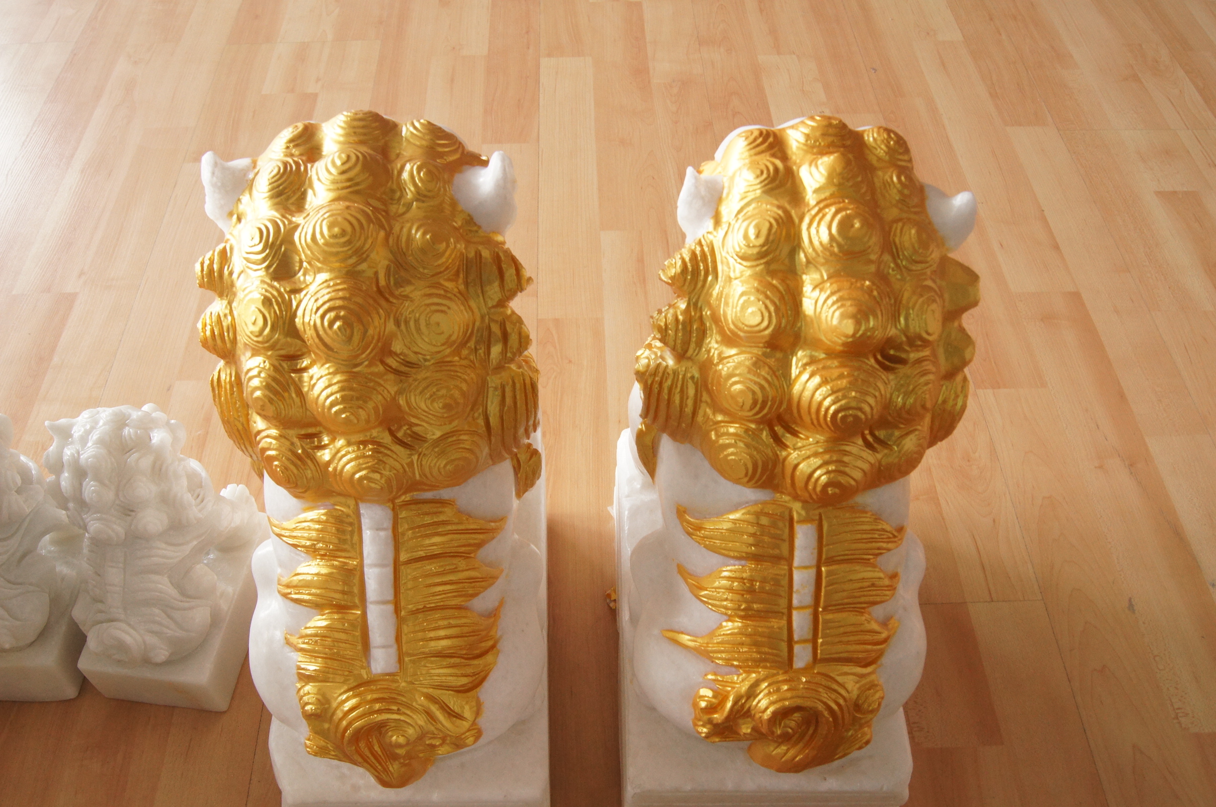 สิงโตปักกิ่งแกะสลักจากหินอ่อน (พ่นสีทอง) ขนาดสูง 40 ยาว 28 กว้าง 16 เซนติเมตร