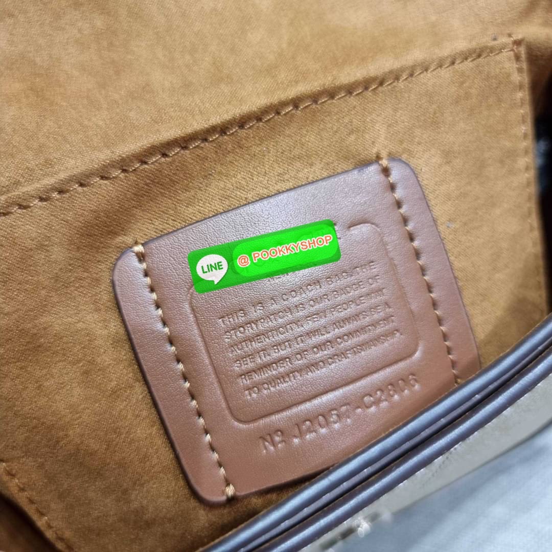 COACH C3593 GEORGIE SADDLE BAG IN COLORBLOCK SIGNATURE CANVAS WITH RIVETS ยกระดับความหรูให้กับตัวเองกันหน่อย ด้วยกระเป๋ารุ่นนี้!! ครอสบอดี้ที่ดีไซน์หรู อัพเลเวล ในราคาที่จับต้องได้ วัสดุหนังแคนวาสเคลือบสลับหนังเรียบ พิเศษไปอีกตกแต่งขอบด้วยหมุด เพิ่มดีเทลก