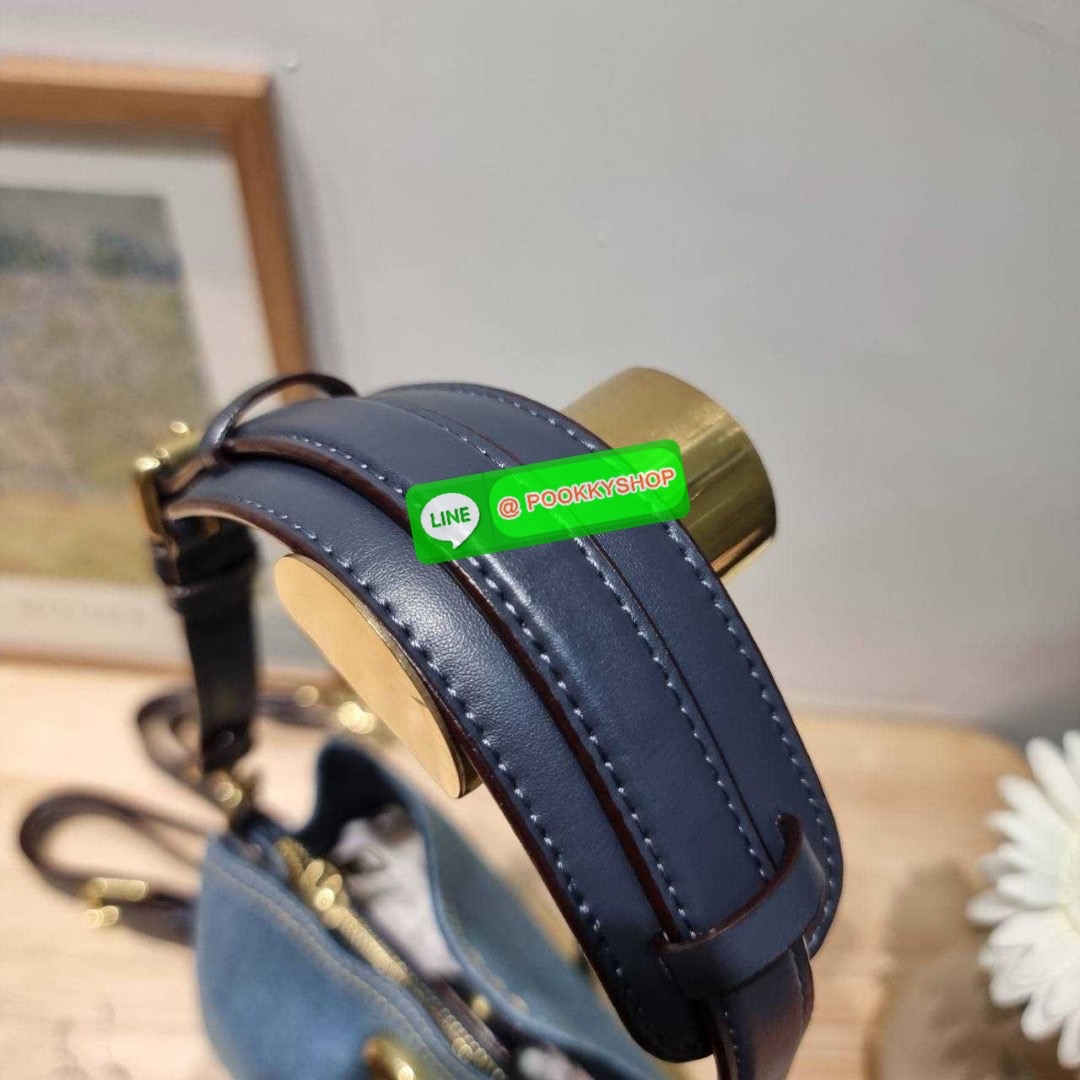 COACH CS241 WILLOW BUCKET BAG 🔆 Details ไอเท็มขายดี the best seller ที่สวยแบบมองไม่เลิก!! สวยแบบทำถึง!! กระเป๋าสะพายไหล่ทรงสวย ดีไซน์คลาสสิควินเทจ สีเดนิมดูโดดเด่น เปิดปิดด้วยตัวบิดล็อค และอีกฝั่งเป็นกระดุมแม่เหล็ก