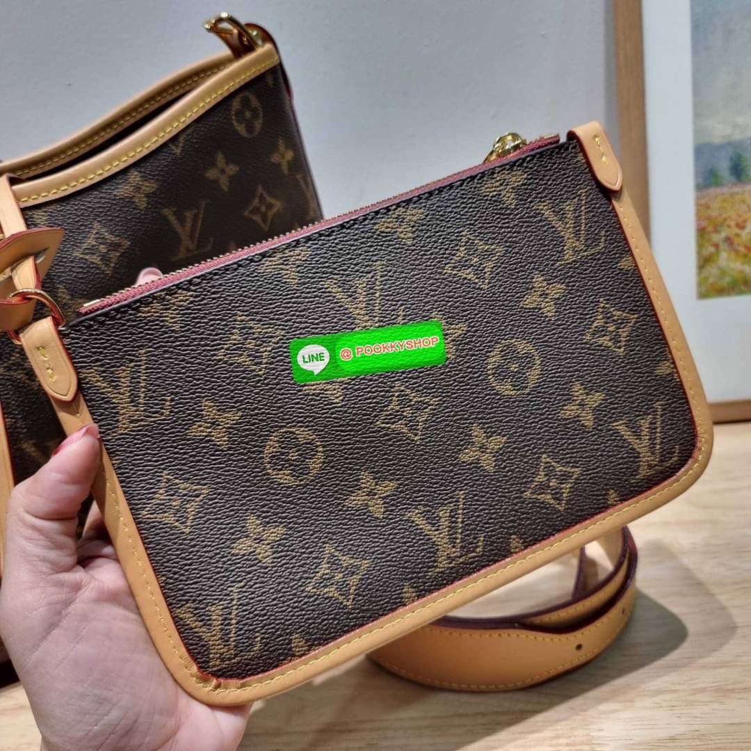 LV CARRYALL BAG ใหม่ล่าสุด รุ่นลิมิเต็ดที่สาวๆตามหา จากเคาน์เตอร์ dutyfree กระเป๋าสะพายไหล่ทรงสวย ดีไซน์เรียบง่ายคลาสสิค หรู ดูผู้ดี รูปทรงใช้งานง่าย มาพร้อมใบลูก ไว้เก็บของจุกจิก วัสดุหนังแคนวาส ปากกระเป๋ามีสายหนังผูกกันของหล่นได้และยังมีกระดุมแม่เหล็กอี