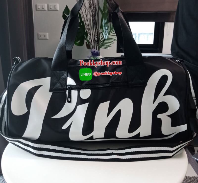 NEW ARRIVALS!!! VICTORIA'S SECRET PINK GYM DUFFLE BAG กระเป๋าเดินทางใบใหญ่ ด้านหน้าสกรีนลาย PINK สุดคลาสสิค และมีช่องซิปให้อีกหนึ่งช่อง ช่องเก็บของใหญ่เปิด-ปิดด้วยซิปเดียวปั้มโลโก้ PINK ด้านในบุด้วยผ้าปั้มลายแบรนด์ พร้อมช่องซิปใส่ของขนาดเล็ก สายสามาร