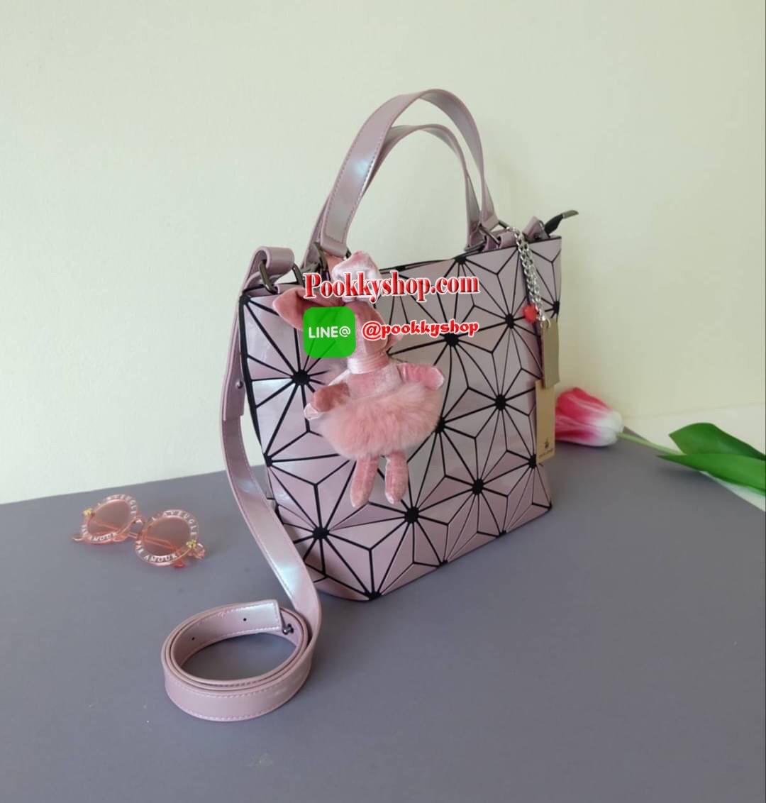 รุ่นขายดี ลาย Limited edition หายาก ปรับทรงได้ 2 แบบ น่ารักมาก สี Candy Plum สวยที่สุด มาพร้อมกระต่ายเข้า set เลิศคะ ⚡กระเป๋า จากแบรนด์ David Jones กระเป๋าสะพายข้างดีไซน์เกร๋มาก สีสวยหรูมาก ขนาดกะลังดีเลย ⚡น้ำหนักเบามากคะ ภายในมีช่องเก็บของจ