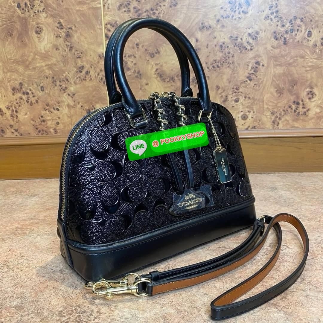 Coach MINI SIERRA SATCHEL IN SIGNATURE DEBOSSED PATENT LEATHER (COACH F55450) หนังกรวดและหนังสิทธิบัตร ด้านในมีซิปและกระเป๋าเอนกประสงค์ ปิดด้วยซิป ซับในด้วยผ้า หูหิ้วพร้อมสายสะพายยาว 3 1/2" สายสะพายถอดได้ขนาด 21 1/2" สำหรับสะพายไหล่หรือสะพายครอส