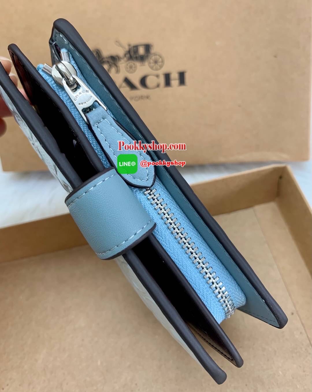 COACH 25937 WALLET กระเป๋าเงินใบกลาง หนังแก้ว แวว เช็ดทำความสะอาดง่าย ลาย Cนูนทั้งใบ สวยงามมากค่ะ