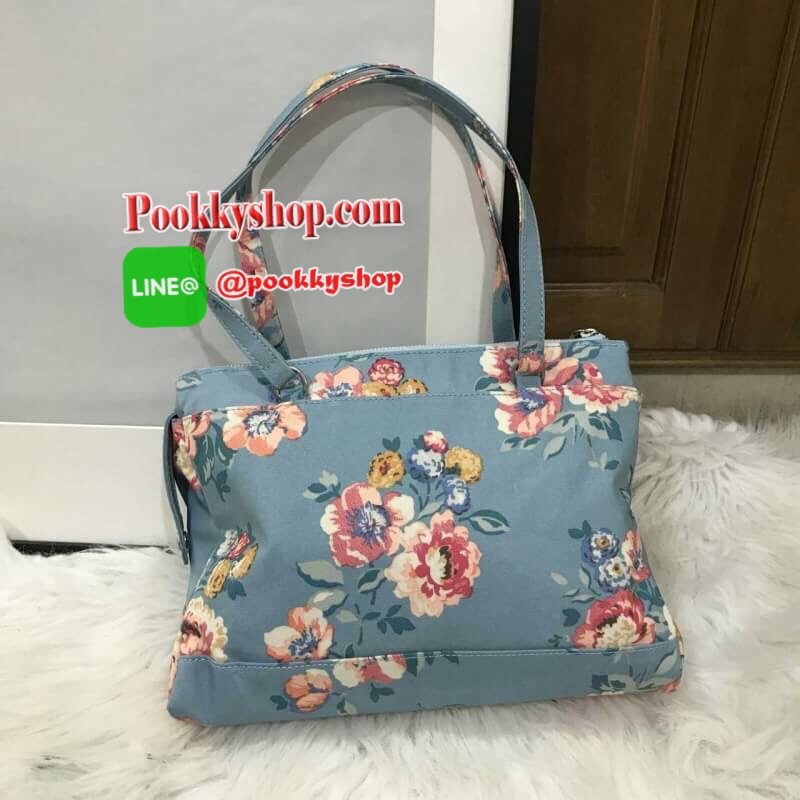 Cath kidston multi pocket tote bag มองหากระเป๋าสะพายไหล่อยู่ไหมคะ ใบนี้ตอบโจทย์เลยค่ะ ขนาดกำลังดี สะพายไหล่ได้พอดีไม่รั้งแขน แถมมีหลายช่อง มีซิปมิดชิด นับว่าเป็นใบที่สะดวกในการใช้งานมากๆค่ะ ช่องหลักบุผ้าลายเดียวกับด้านนอกอย่างดีค่ะ สามารถใส่ไอแพด และสมุดโ