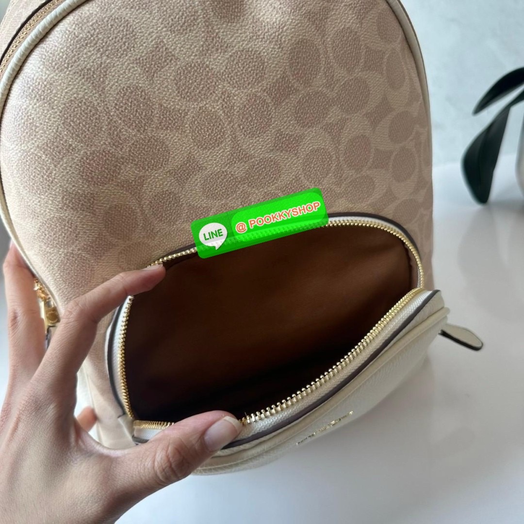 Coach Court Backpack In Signature Canvas 🔖กระเป๋าเป้สะพายหลัง ขนาดกำลังดี สะพายได้ทุกโอกาส 🔖วัสดุ : หนังแคนวาส ตัดหนังแท้ 🔖เปิด-ปิดแบบซิป ด้านในมีกระเป๋าซิปและกระเป๋าอเนกประสงค์ ปิดด้วยซิปคู่ มีซับในผ้า มีช่องซิปด้านนอก 🔖สา