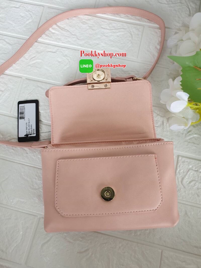 Guess Mini Crossbody Bag กระเป๋าสะพายข้าง Crossbody หนังนิ่มเรียบอยู่ทรง มาพร้อมพวงกุญแจแบรนด์ฝังเพชรสวยหรู ดูแพง พวงกุญแจถอดออกได้ กระเป๋าขนาดกำลังพอดี น่ารัก น่าใช้ค่ะ เปิด-ปิดด้วยกระดุมแป็ก ด้านหน้าติดโลโก้แบรนด์อะไหล่ทอง ภายในโล่ง ซับในผ้าอย่างดี มีช่