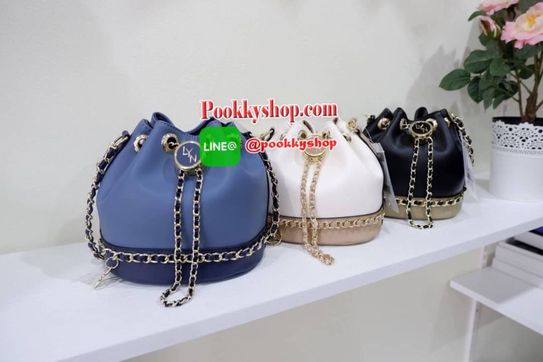 lyn จีบรุ่นใหม่คือสวยงามมาก หนังนิ่มคือดีงามมากจ้า ทรงก้อสวยน่ารักเว่อๆ ช่องด้านในมีช่องซิป และช่องใส่ของ สายยาวเป็นหนังคล้องโซ่ เข้าครบ 3 สีดีงาม