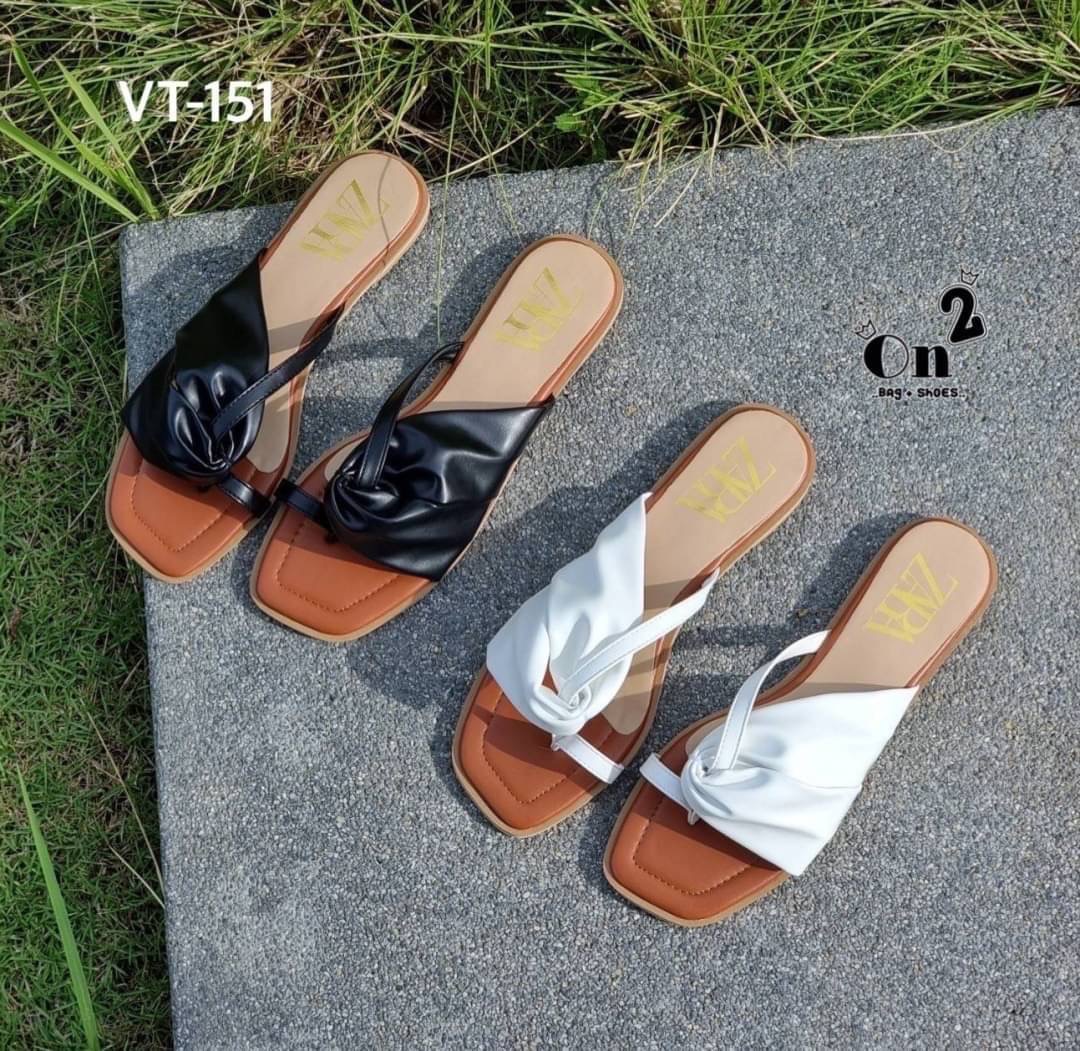 New in🦋🦋รองเท้าแตะ Zara แบบสวมนิ้วโป้งดีไซสน์หนังด้านข้างสวยเก๋มากๆค่ะ งานหนังPU เย็บอย่างดีพื้นเสริมนิ่ม ทนทานใส่สบายใส่ออกมาสวยค่ะ