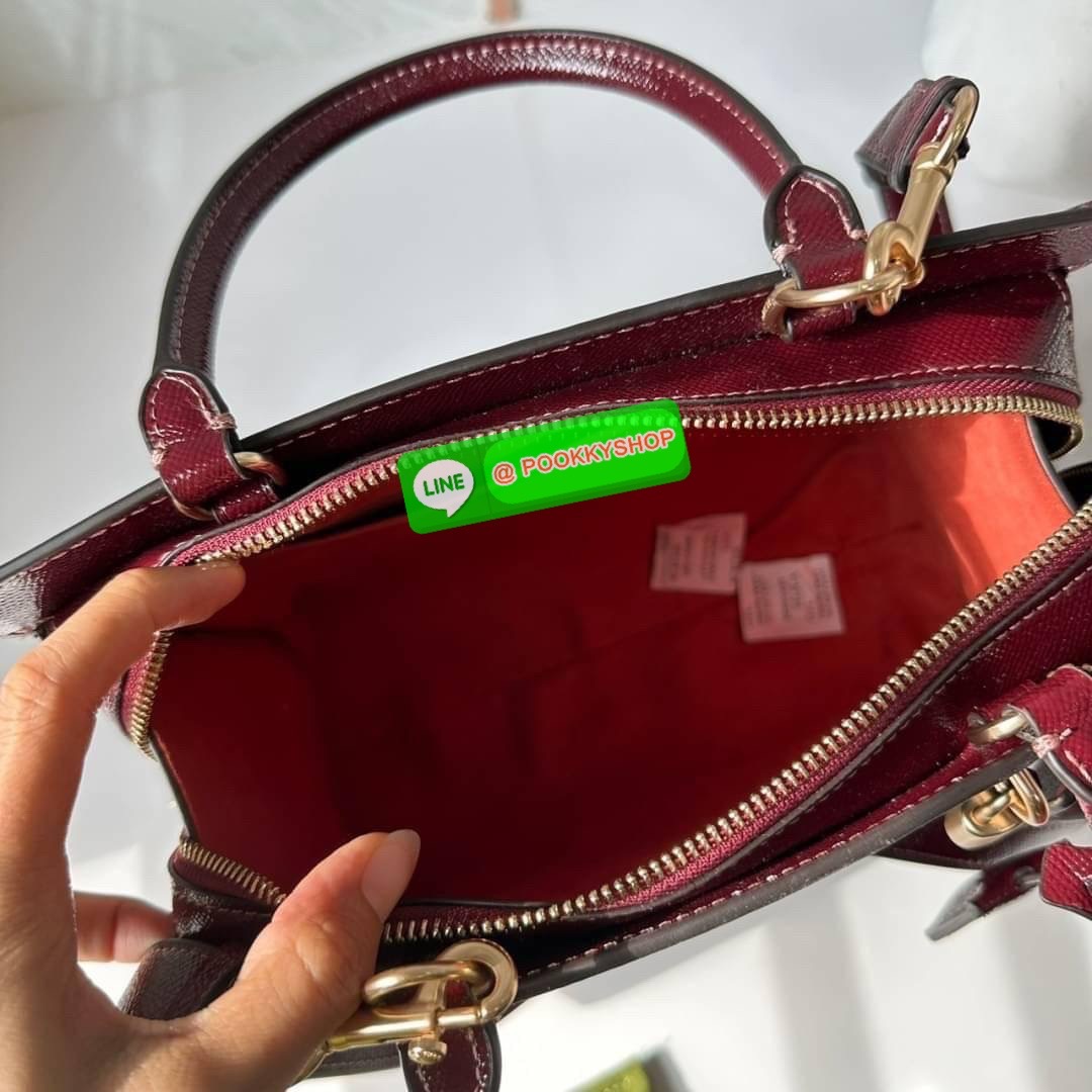 COACH ZOE CARRYALL IN SIGNATURE CANVAS (F87665) 🔖กระเป๋าถือหรือสะพาย ผู้ดีคุณนาย 🔖วัสดุหนังแคนวาส ตัดขอบหนังแท้ 🔖🔖เปิด-ปิดด้วยซิปคู่ ตกแต่งด้วยตัวล็อคแม่กุญแจห้อยด้านหน้า ด้านในเป็นช่องกว้างใส่ของได้เยอะ 🔖สายสะพายยา