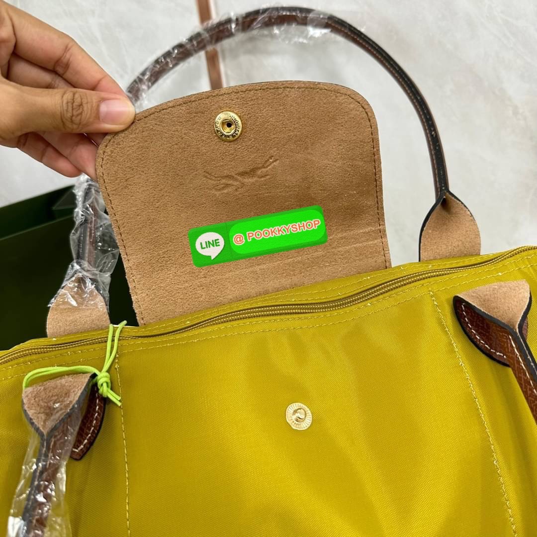 LONHGCHAMP LE PLIAGE ORIGINAL L TOTE BAG 🔖กระเป๋าสะพายไหล่ Le pliage ใบใหญ่ เรียบง่ายจุของได้เยอะ สามารถเก็บเอกสารหรือแล็ปท็อปได้คะ 🔖วัสดุ:ไนลอนเคลือบ 🔖เปิด-ปิดด้วยซิป ภายในกว้าง มีช่องลับแยกคะ 🔖สามารถพับเก็บได้พกพาสะดวกคะ