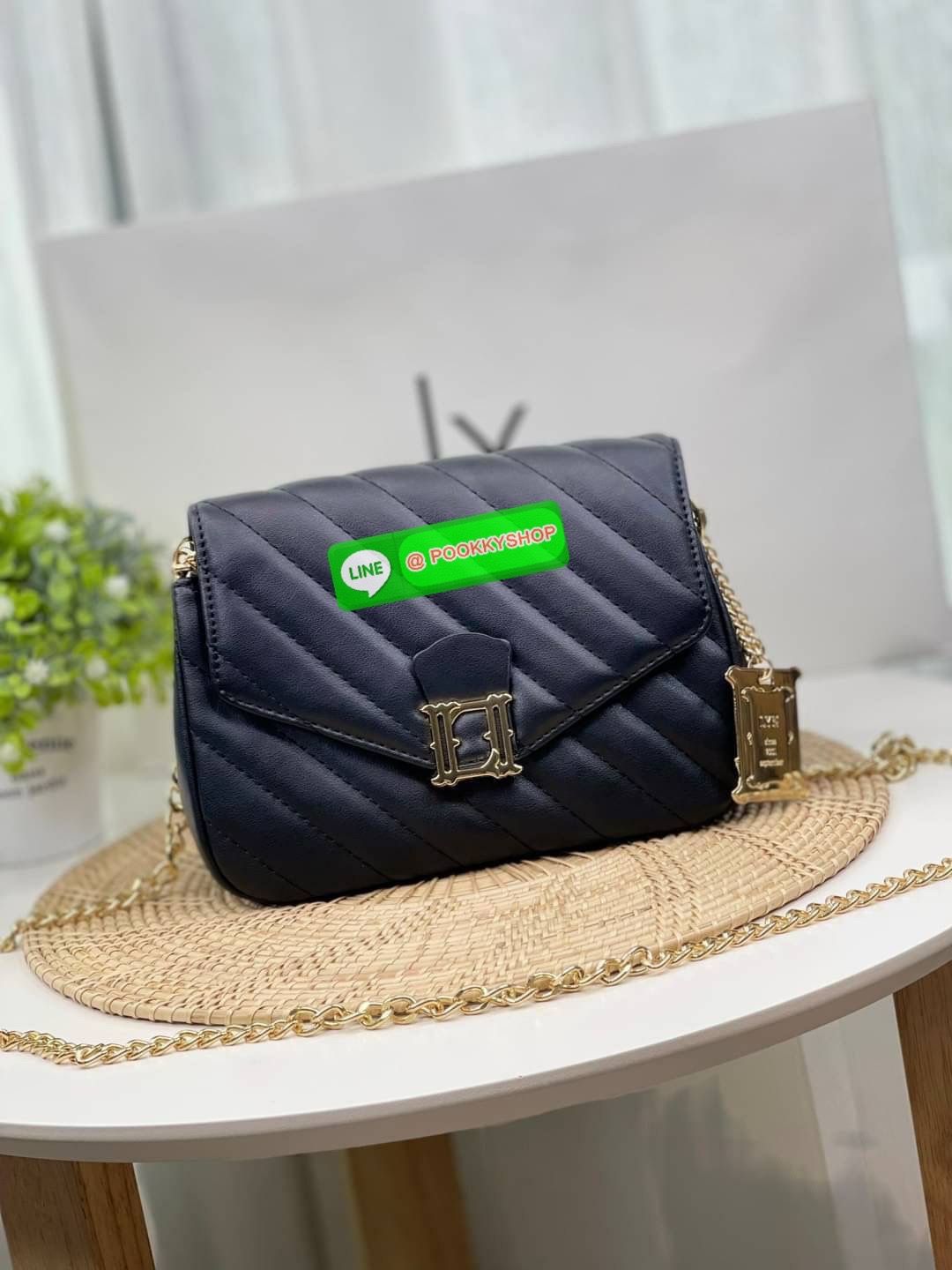 Lyn กระเป๋าทรงน่ารักปุ๊กปิ๊ก สายสะพายโซ่ทอง เปิดปิดด้วยกระดุมแม่เหล็ก ฐานกว้างใส่ของได้เยอะ