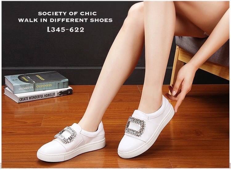 แบบขายดี‼️ รีพีทรอบที่ร้อย😅 ตอบโจทย์ได้ดีในวันที่ไม่อยากส้นสูง แต่ยังอยากดูกริบ เป๊ะปัง สไตล์เซเลป slipper งานใหม่สุดฮ็อต สวยชนชอป หนังนิ่ม แต่งอะไหล่เพชร เพิ่มความหรูดูแพงไปอีก พื้นนุ่มนิ่ม ให้ลุคคุณหนู สวยโดดเด่น ใส่ในเมือง หรือ เดินเล่นชิลๆก็เว