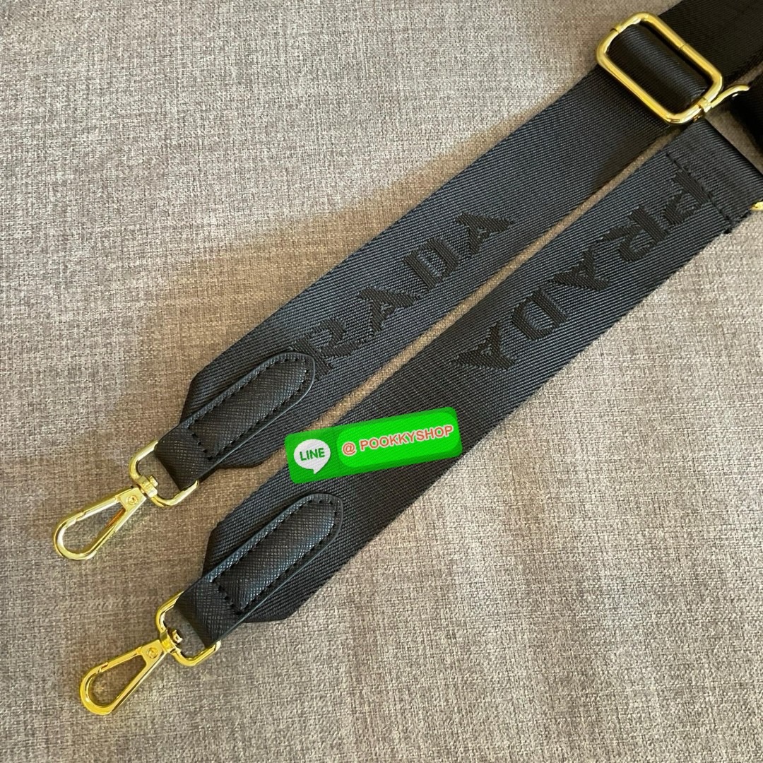 ✨ NEW ARRIVALS!! เข้าใหม่กับกระเป๋าถือ ทรงยอดฮิตจากแบรนด์ PRADA อะไหล่ทองทั้งใบ วัสดุทำจากผ้า NYLON ด้านในเปิดปิดด้วยซิป มีช่องซิปช่องแยกและช่องใหญ่ แบ่งเก็บของได้เป็นสัดส่วน ขนาดกำลังดี ใส่ของได้หลากหลาย ใส่กระเป๋าสตางค์ยาวด้านข้างมีกระดุมสามารถปร