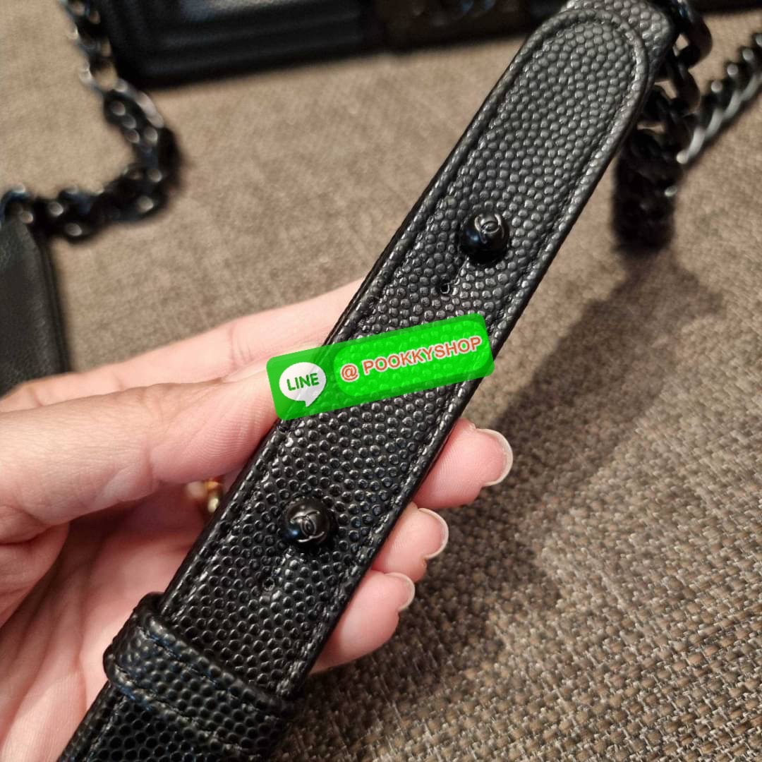 Chanel รุ่นสุดฮอต ดีไซน์อะไหล่ดำ เรียบหรูมากๆ!! วัสดุหนังลายคาร์เวีย ทรงคลาสสิคที่สาวๆห้ามพลาด!! ในราคาสุดจะคุ้มจากเคาน์เตอร์ dutyfree เปิด-ปิดกระเป๋าด้วยตัวล็อค ภายในโล่งกว้าง ไซส์ใหญ่ใส่ของได้เยอะ มีช่องแยกในกระเป๋า มาพร้อมสายสะพายโซ่สลับหนังรองบ่า (ถอด