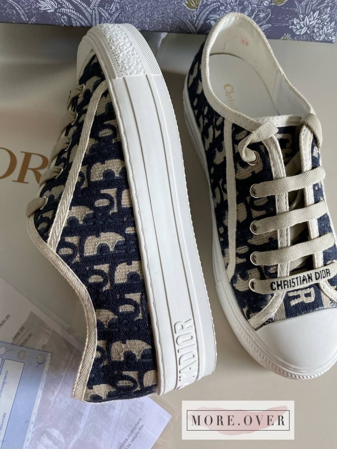 * รองเท้าผ้าใบ CHISTIAN DIOR💙💙 งานพร้อมส่งไม่ต้องรอพรีคะ 💋💋 Brand : CHISTIAN DIOR 🔥🔥🔥 ใครอยากสวยแบบคุณดิว ต้องมี ต้องจัดจ้า การันตีงานสวยมากค่ะ เกรด Hi-end ค่ะรองเท้าผ้าใบ CHISTIAN DIOR งานสวย เกรดพร