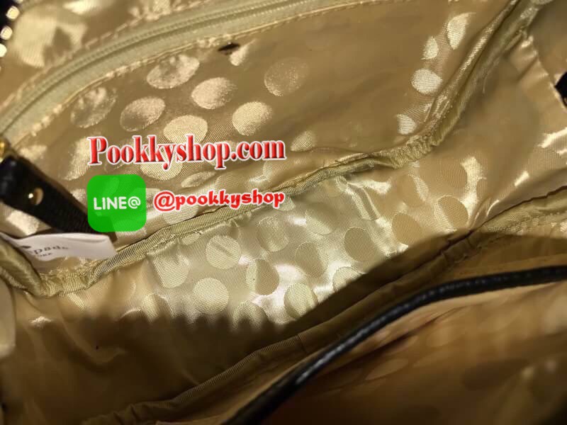 ReStock! รุ่นยอดนิยม Kate Spade NewYork Mini Leather Shoulder Bag กระเป๋าสะพายขนาดมินิหนังสวยหรูอยู่ทรงด้านหน้าประดับโลโก้สีทอง มาพร้อมหัวซิปพู่หนัง และสายสะพายยาวปรับระดับได้ ภายในมีโลโก้ ช่องซิปและช่องเล็ก ซับในสกรีนลายตามแบบฉบับของแบรนด์ ใส่กระเป๋าสตาง