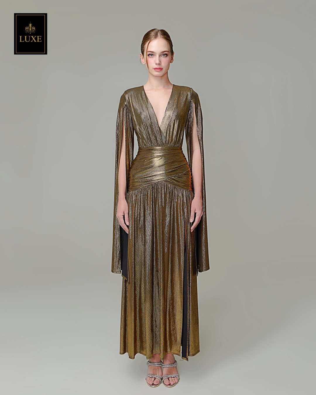 เดรสแฟชั่น แม็กซี่เดรสเสื้อคอวีป้าย แขนยาวเป็นผ้าคลุมในตัว กระโปรงเข้ารูปตรงสะโพก ผ่าหน้าขา ชายกระโปรงบาน