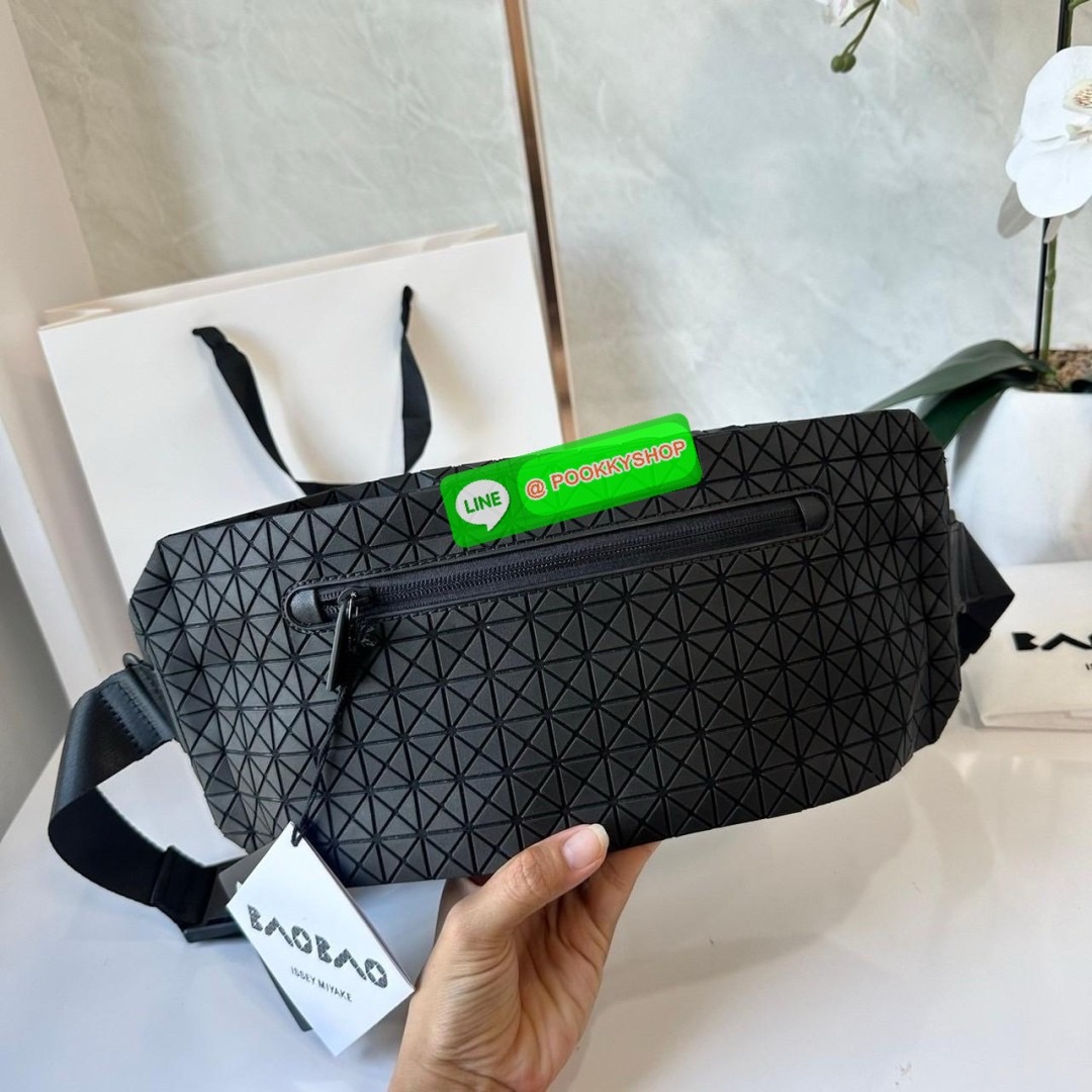 BaoBao Issey Miyake baton belt bag 🔖กระเป๋าคาดเอว/คาดอก เอกลักษณ์โดดเด่นตลอดทั้งใบ สุดเทห์ น้ำหนักเบาพกพาสะดวก 🔖วัสดุ: โพลียูรีเทนผสมหนัง 🔖เปิด-ปิดแบบซิปบน และมีช่องซิปด้านหน้า ภายในมีช่องแยกสัดส่วน 2 ช่อง ซับในผ้าไนลอน 🔖สา