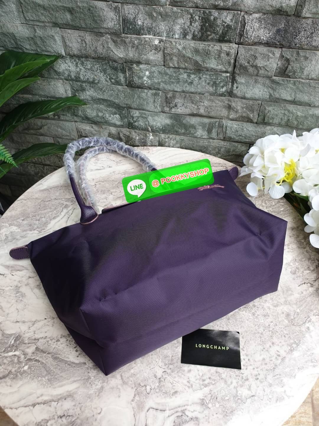 Longchamp Le Pliage Club Tote Bag Size S หูยาว วัสดุเนื้อผ้า Nylon Canvas เคลือบกันนำ้ ตัดด้วยหนังแท้ที่มีน้ำหนักเบา ดีไซน์เรียบง่ายแต่เต็มไปด้วยความคลาสสิก จนเป็นที่ชื่นชอบไปทั่วโลก Longchamp ปรับโฉม LE PLIAGE ด้วยการปักลายรูปม้า-ตราสัญลักษณ์ของแบรนด์บนผ