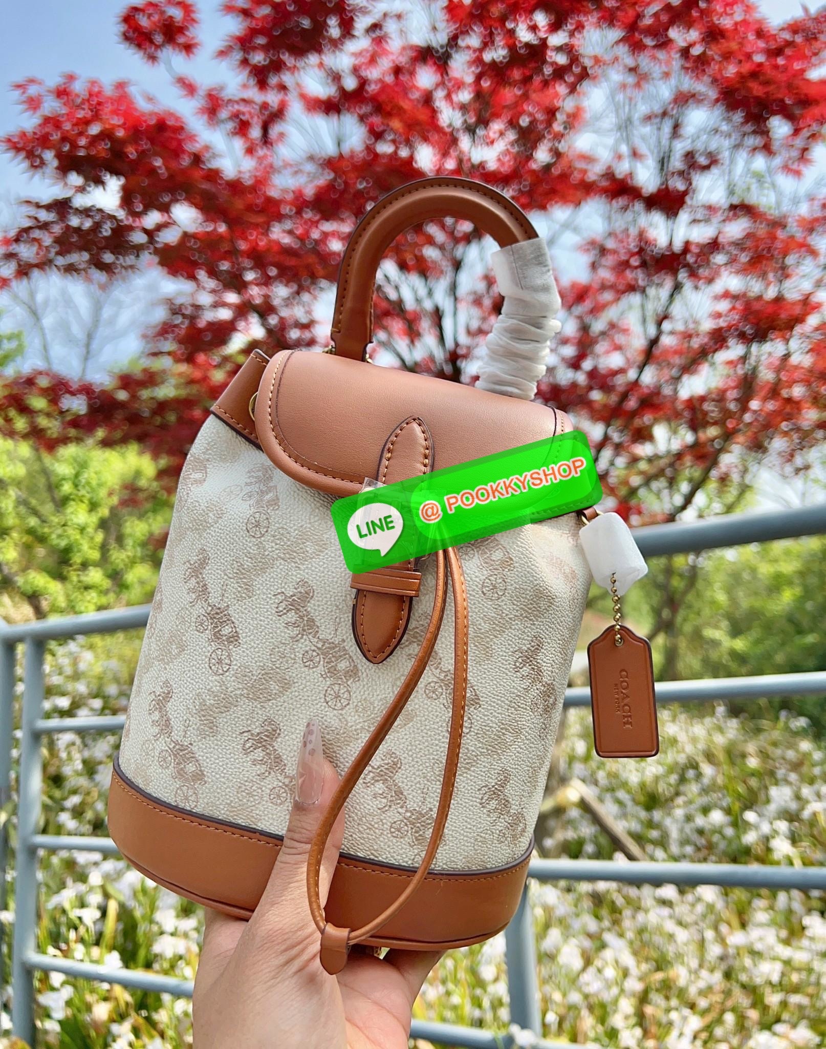 NEW ARRIVAL! **สินค้าเข้าใหม่** COACH HARPER BACKPACK WITH HORSE AND CARRIAGE PRINT ((CAM31)) 🔖พร้อมส่งใหม่ล่าสุด! กระเป๋าสะพายมีหูหจับด้านบน ที่สามารถพกพาไปไหนมาไหนได้ตลอดเวลา หนังแท้อย่างดีนิ่มสวย((หนังไม่แข็งทื่อนะคะ))ตัวกระเป๋าปริ้นท์ลายรถม้าอ