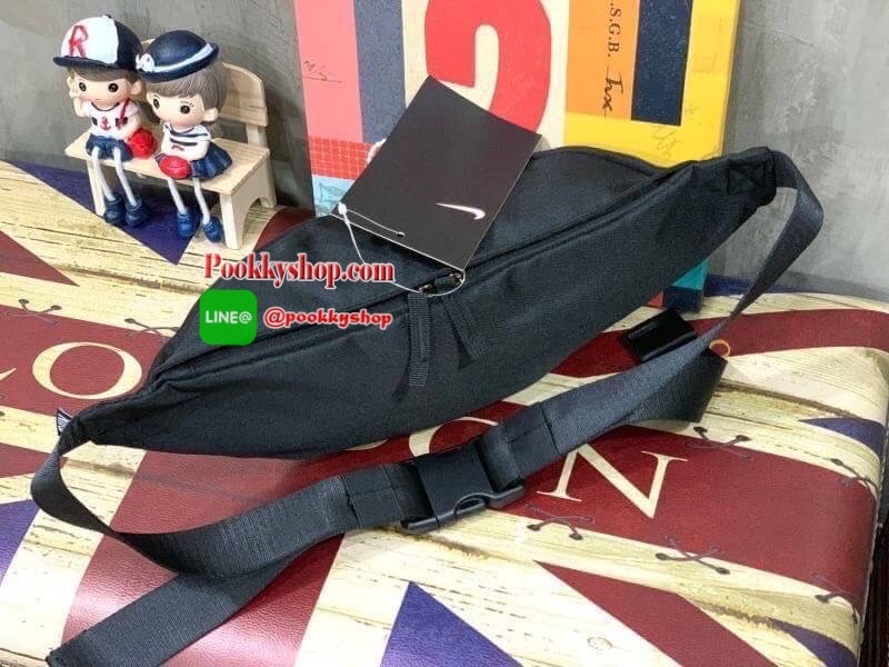 NIKE HERITAGE WAIST BAG (BA5750-010) กระเป๋าทรงคาดเอวและคาดหน้าอกสไตล์สปอร์ต เปิดปิดด้วยซิปคู่ ภายในใส่กระเป๋าสตางค์ยาวได้ ด้านหน้าสกรีนโลโก้แบรนด์ สายคาดปรับความยาวได้ฟรีไซส์ น้ำหนักเบา จะสะพายคาดอกช้อปปิ้งหรือจะวิ่งออกกำลังกายก็ได้คร้า!!