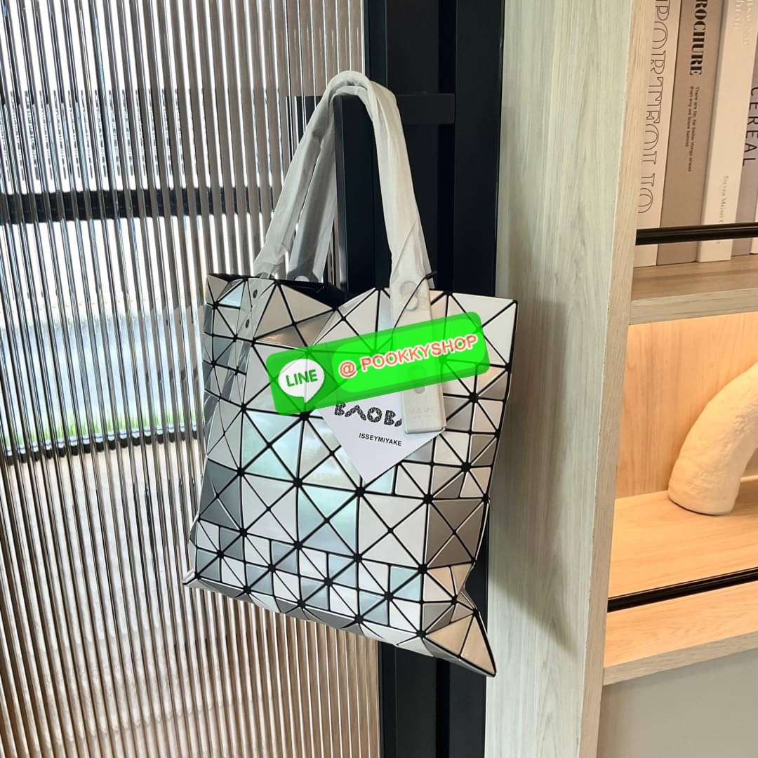 BAO BAO ISSEY MIYAKE ICHIMATSU TOTE BAG กระเป๋าโท้ทลาย ICHIMATSU (ลายตาหมากรุก) และลายธงตาหมากรุก ความแตกต่างระหว่างแสงและความมืดเชื่อมโยงกับการเคลื่อนไหวของชิ้นงาน ทำให้เกิดผลกระทบเมื่อรูปทรงของกระเป๋าเปลี่ยนไป การผสมผสานที่ลงตัวของชิ้นใหญ่และชิ้นเล็กช่ว