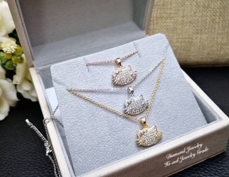 Must Have Item!!! เซตต่างหู+สร้อยคอ งานเพชร CZ แท้ค่ะ ดีไซน์คิตตี้เพชรวิ้งวาววับสวยหรู น่ารักมากกกกกกกก งานรุ่นนี้การันตีความสวย น่ารักเลยนะคะ งานหวานๆแบบนี้ขอยกให้เป็น Must Have Item เลยคะ เพชรวิ้ง เพชรเยอะ เพชรละเอียดม้ากกกกจ้าา