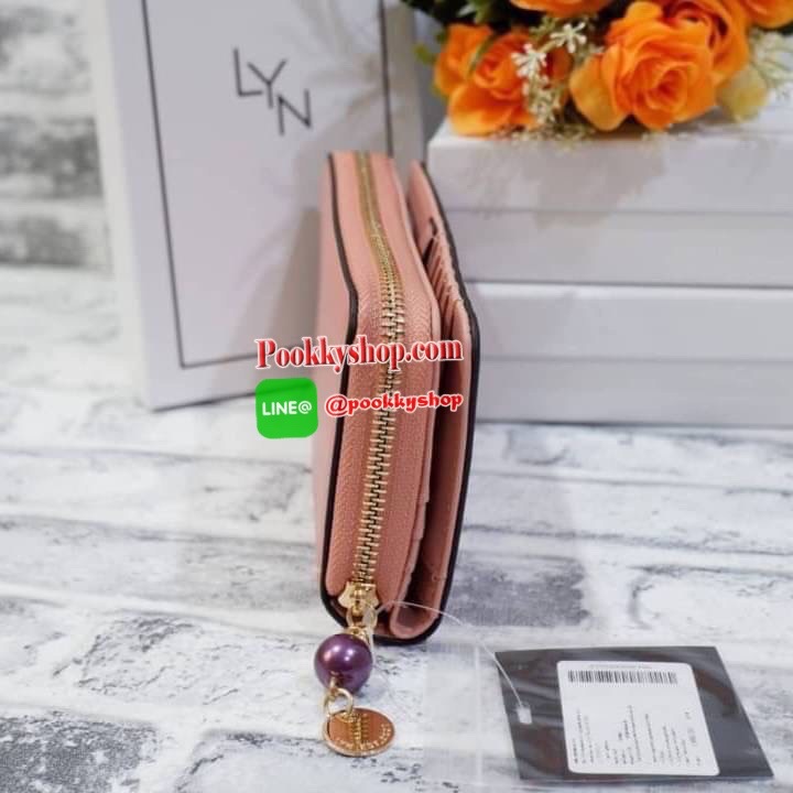 Lyn กระเป๋าสตางค์ใบยาว ด้านหน้าปั๊มโลโก้แบรนด์ แต่งโลหะทอง ด้านในมีช่องใส่บัตรเยอะมาก และมีช่องซิบ ตัวจับซิบแต่งไข่มุกเม็ดโตๆห้อยป้ายโลหะปั๊มโลโก้แบรนด์ด้วยสวยมากเกินหน้ามากค้าาา