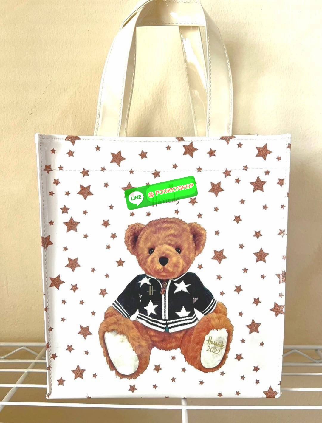 Don't Miss! Harrods London Top-handle Shopping Bag กระเป๋า Shopping แบรนด์ดังจากอังกฤษไอเท็มยอดนิยมวัสดุ PVC+Polyester 100% ของแท้เนื้อหนาอยู่ทรงกันน้ำ ขนาดกำลังดี น้ำหนักเบา เปิดปิดด้วยซิปสะดวกใช้ภายในกว้างและจุ มีโลโก้แบรนด์และมีช่องซิปเล็ก1ช่องสาม