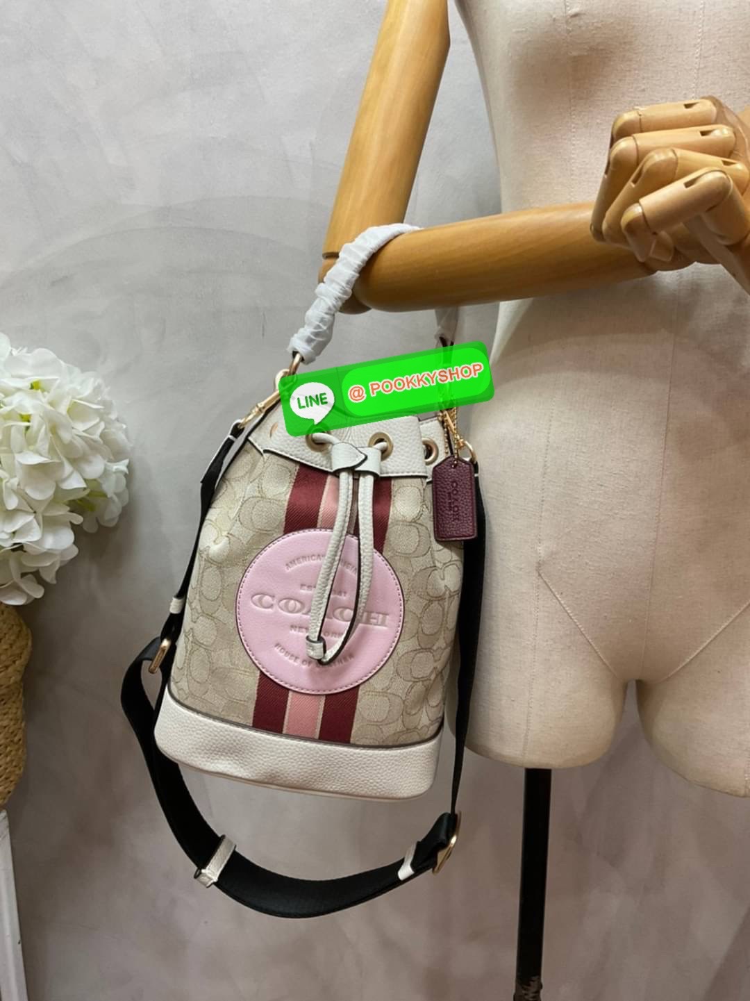 New arrival! 🌈น้องใหม่ล่าสุด สวยหรู ดูดีมากๆค่ะ! COACH DEMPSEY DRAWSTRING BUCKET BAG ((C4100//C4102)) พร้อมส่งที่ไทยค่ะ! กระเป๋าทรงขนมจีบ หนังแท้นิ่มสวยมากๆค่ะ จุดเด่นด้านหน้าปั้มโลโก้แบรนด์ ปากกระเป๋าแบบหูรูดใช้งานง่าย ภายในสามารถใส่ของจำเป็นในชี