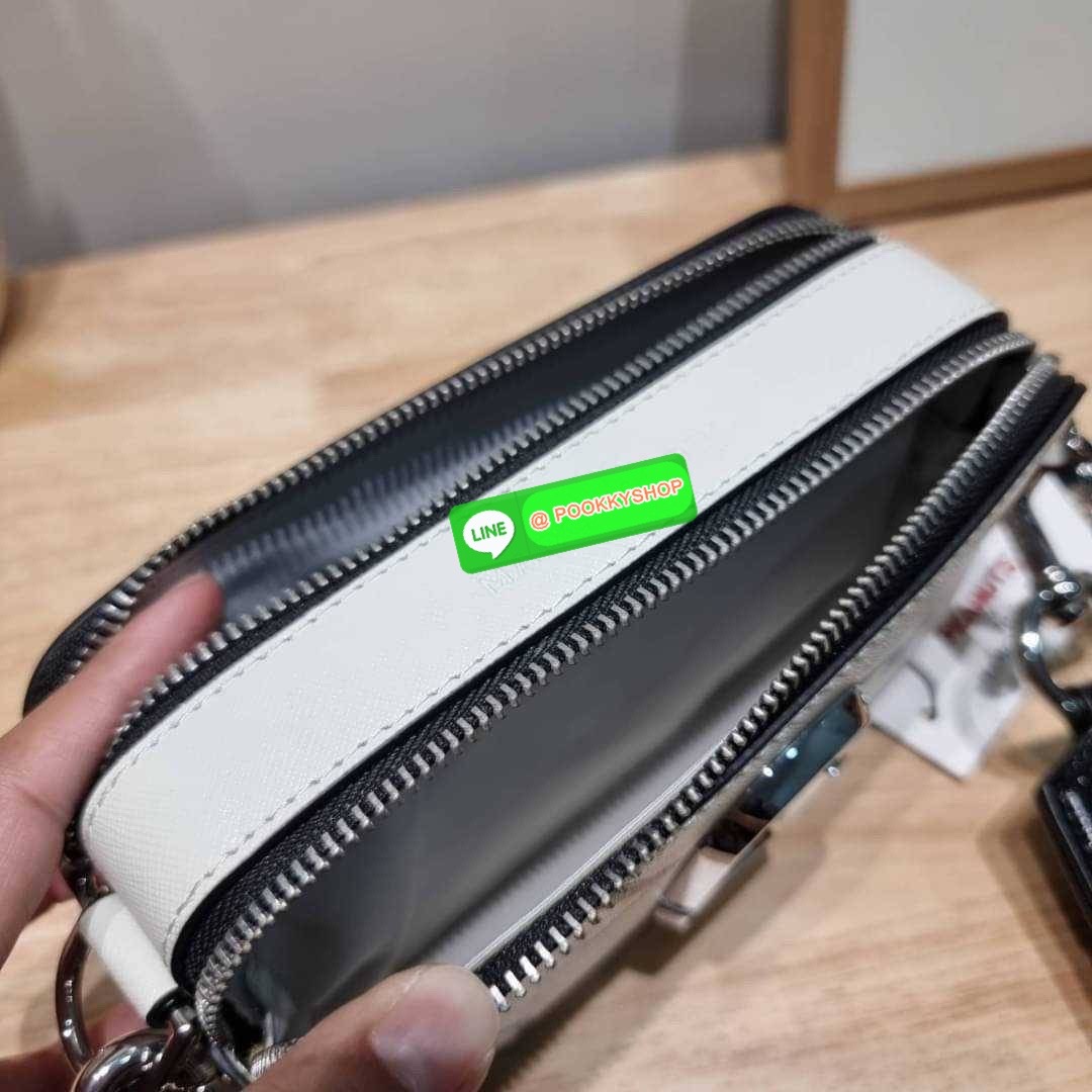 PEANUTS × MARC JACOBS THE SNAPSHOT CROSSBODY BAG คอลเลคชั่นแสนคิวท์ ที่ยกขบวนเหล่าซุปตาร์การ์ตูนมาให้แบบจัดเต็ม กับไอเท็มยอดฮิตที่โดดเด่นเป็นเอกลักษณ์ กระเป๋าสะพายข้างสุดปัง ดีไซน์ลายพรินท์ตัวการ์ตูนสุดฮอต เรียกได้ว่าไม่ซ้ำใคร!! วัสดุหนังวัว สวยอยู่ทรง เป