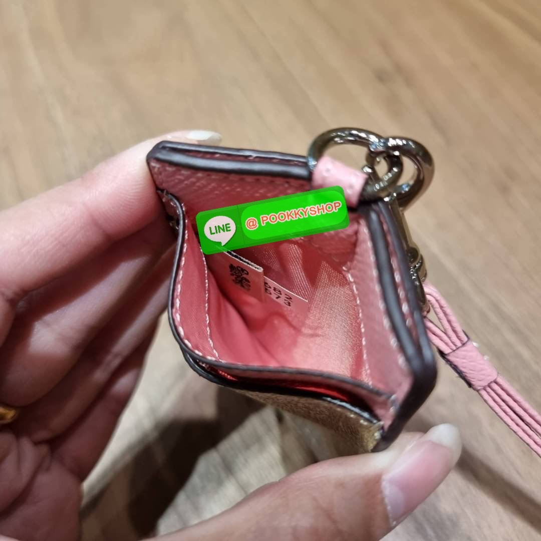 กระเป๋าใส่บัตรคล้องคอ Coach card holder ราคาพิเศษสุดๆ!!! ของหายาก!! ง่ายๆแบบไม่ธรรมดา!! คลาสสิคแต่มีดีเทลโดดเด่น!! กระเป๋าถนอมบัตร พร้อมสายคล้องคอ ดีไซน์ลวดลายสวย ดูดีทุกแบบ ใช้งานง่าย พกพาสะดวก จะใส่บัตรพนักงาน บัตรเครดิต บัตรปชช. ใบขับขี่ และบัตรอื่นๆที