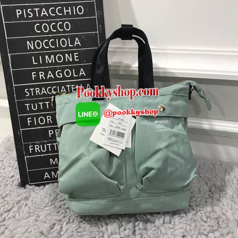 พร้อมส่ง Anello mini helmet bag ใหม่ล่าสุดค่า กับกระเป๋าทรงกะทัดรัด ที่พกพาไปได้ทุกที่เลยค่ะ ทรงเก๋ เนื้อผ้าเบา ใส่ของได้พอดิบพอดีเลยค่ะ รุ่นนึ้มีซิปเปิดปิดที่ปากกระเป๋า และยังมาช่องย่อยช่วยให้การจัดระเบียบของสะดวกขึ้นค่ะ มีสายสะพายยาว ถอดออกได้ และสามารถ