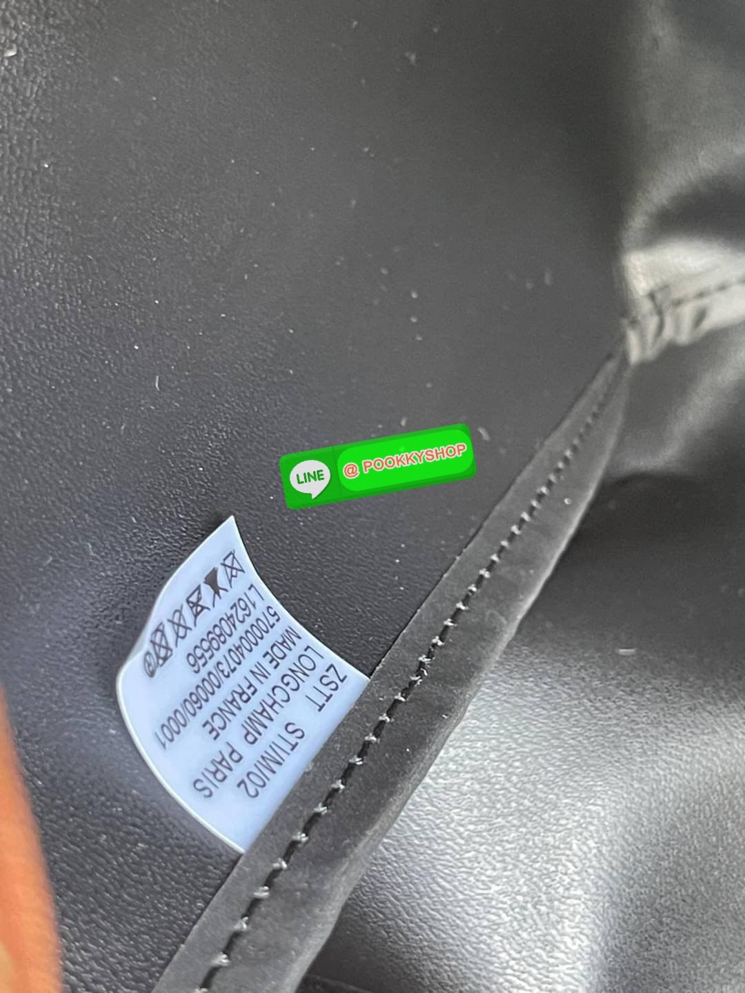 💕 LONGCHAMP BOXFORD TRAVEL BAG L กระเป๋าเดินทางขนาดใหญ่ มาพร้อมสายสะพายที่สามารถถอดได้ ให้คุณเลือกสะพายไหล่หรือถือได้ มีซิปรูดเปิดปิดกระเป๋าที่ให้คุณมั่นใจได้ว่าคุณจัดเก็บไอเท็มของคุณได้อย่างมิดชิด บ็อคฟอร์ด (BOXFORD) สะท้อนความเป็นเอกลักษณ์ของแบร