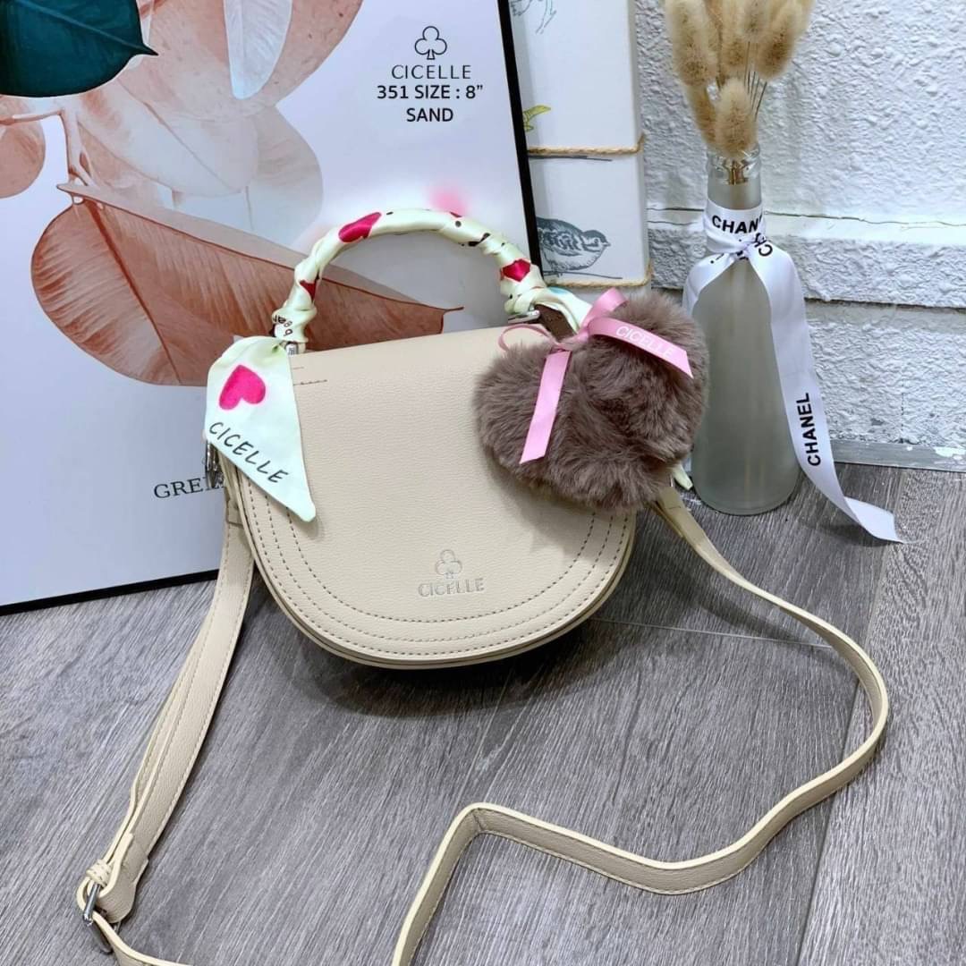 รุ่นแม่หนิง พร้อมส่ง กระเป๋าแบรนด์ CICELLE (ซี-เซล) สไตล์ Modern Luxury รุ่นแม่หนิง 🎀หนัง PU PREMIUM 🎀หนังเรียบเนียนสวยมากค่ะ 🎀มีสายสะพายยาวปรับระดับได้