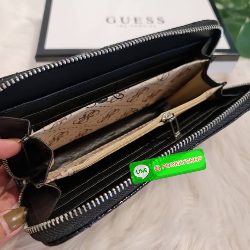 guess wallet สวยๆ จ้า รุ่นนี้มีสายคล้องมือมาด้วยนะจ้ะ เริศสุด👍 ด้านในมีช่องใส่การ์ดเยอะมากค่า และยังมีช่องใส่เหรียญอีกด้วยน๊า เลิฟสุดๆ♥️