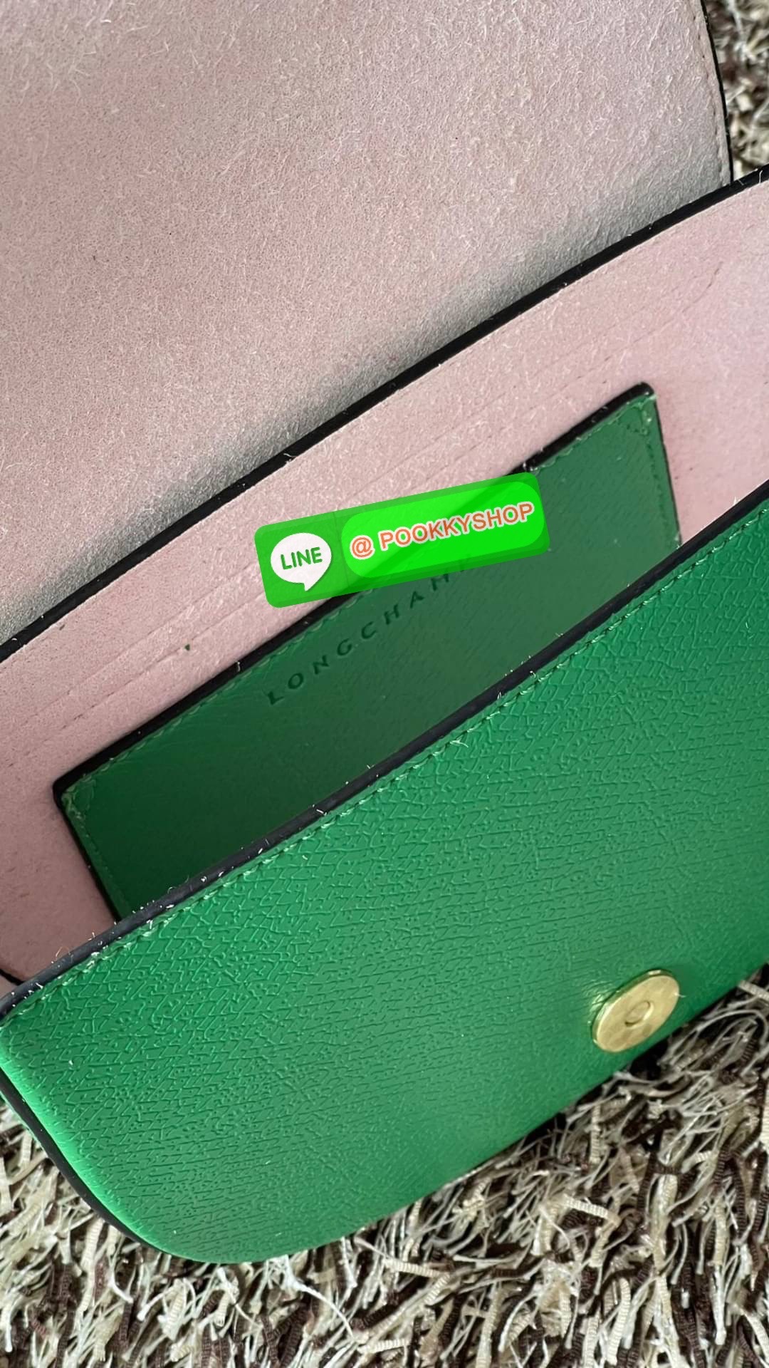 💕Longchamp Epure Crossbody Bag ด้วยรูปแบบที่ชวนให้นึกถึงฝาพับของ Le Pliage กระเป๋าสะพายข้างขนาดเล็กใบนี้มีทั้งความอ่อนเยาว์และความเป็นผู้หญิงในเสน่ห์ของมัน โดดเด่นด้วยรูปทรงกระเป๋าแบบอานม้า ยกย่องให้กับตำนานนักขี่ม้าของ Longchamp EPURE สายสะพายซึ่